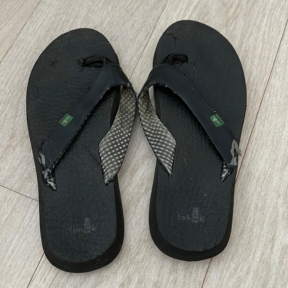 Sanuk black flip flops - size 7 - Picture 1 of 4